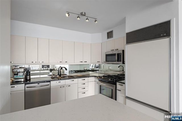 6 Horizon Road 1605, Fort Lee, NJ 07024