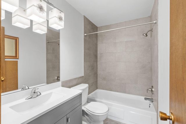 4120 Parklawn Avenue 220, Edina, MN 55435