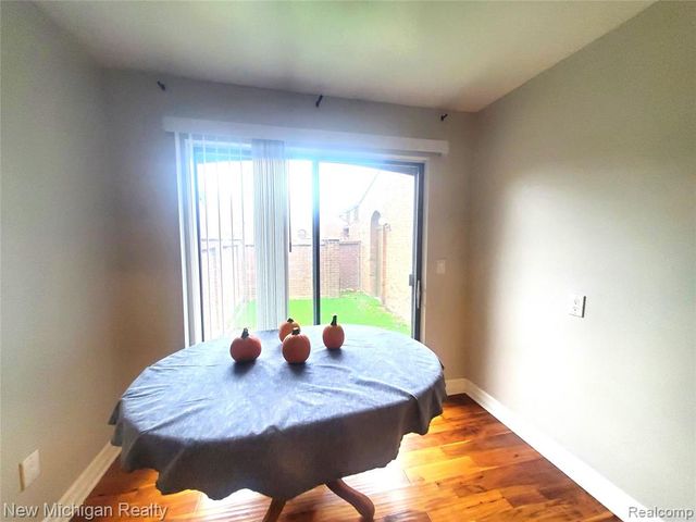 1223 Kirts Boulevard B, Troy, MI 48084