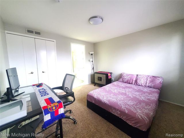 1223 Kirts Boulevard B, Troy, MI 48084