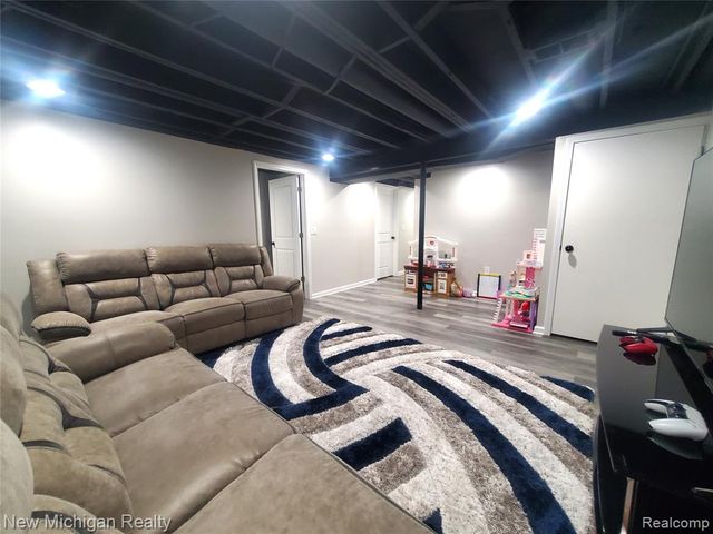 1223 Kirts Boulevard B, Troy, MI 48084