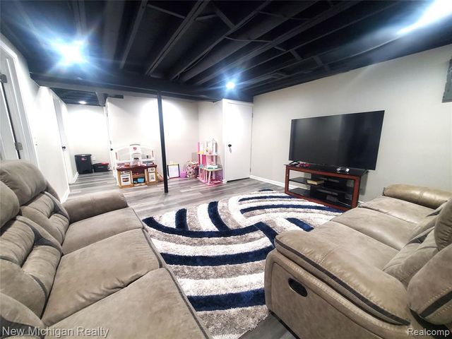 1223 Kirts Boulevard B, Troy, MI 48084