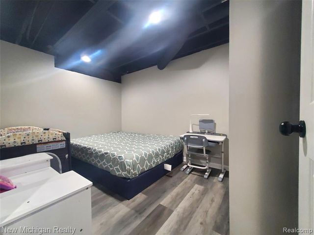 1223 Kirts Boulevard B, Troy, MI 48084