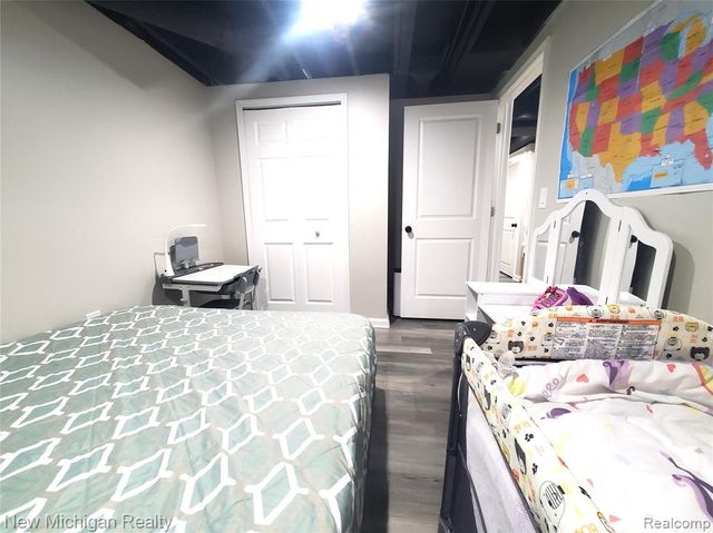 1223 Kirts Boulevard B, Troy, MI 48084