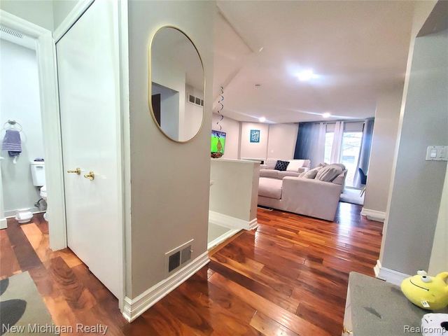 1223 Kirts Boulevard B, Troy, MI 48084