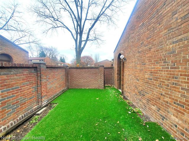 1223 Kirts Boulevard B, Troy, MI 48084