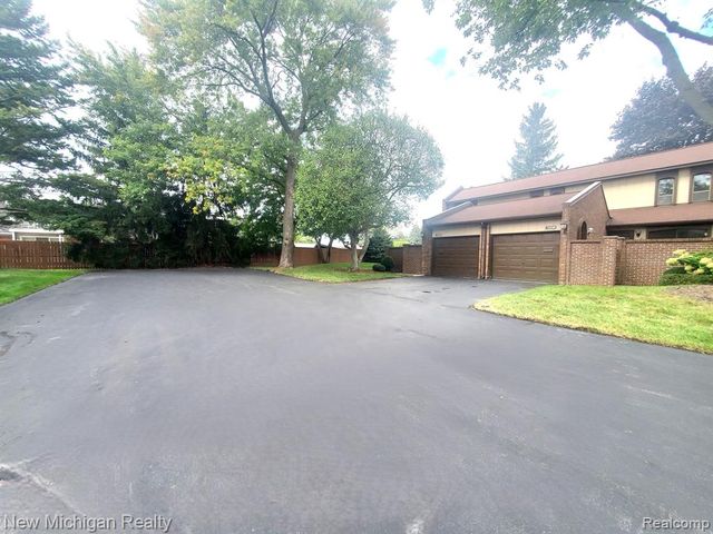 1223 Kirts Boulevard B, Troy, MI 48084