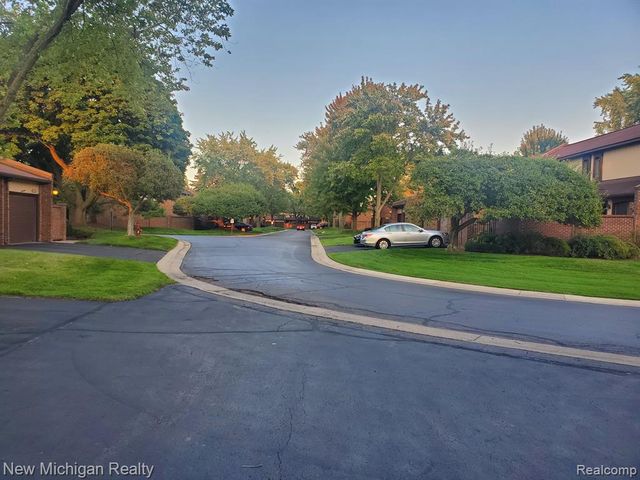 1223 Kirts Boulevard B, Troy, MI 48084