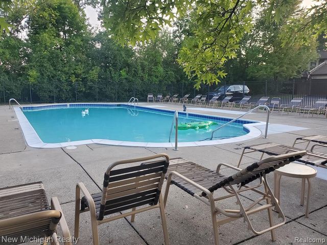 1223 Kirts Boulevard B, Troy, MI 48084