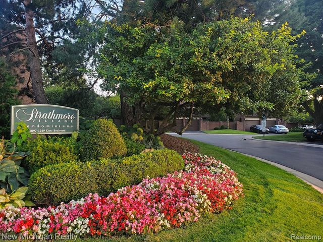 1223 Kirts Boulevard B, Troy, MI 48084