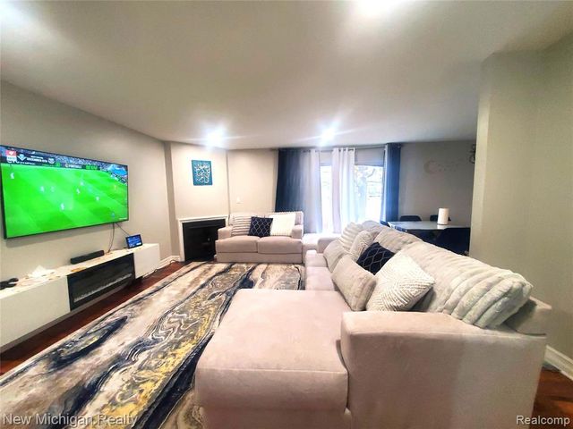 1223 Kirts Boulevard B, Troy, MI 48084