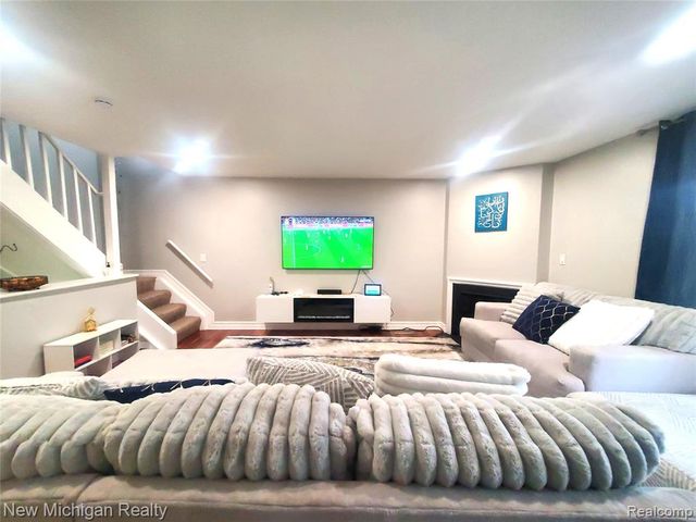 1223 Kirts Boulevard B, Troy, MI 48084