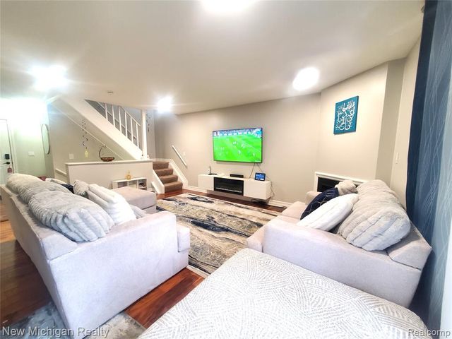 1223 Kirts Boulevard B, Troy, MI 48084