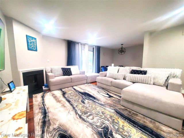 1223 Kirts Boulevard B, Troy, MI 48084