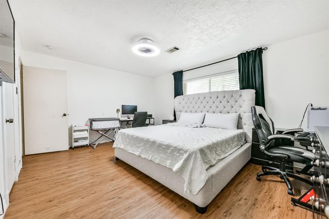 5526 Thornwood Circle, Dickinson, TX 77539