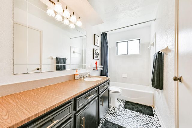 5526 Thornwood Circle, Dickinson, TX 77539