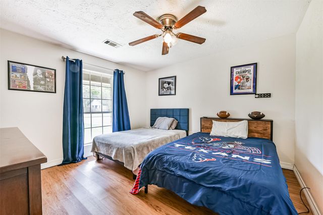 5526 Thornwood Circle, Dickinson, TX 77539