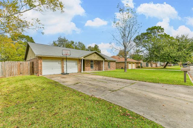 5526 Thornwood Circle, Dickinson, TX 77539