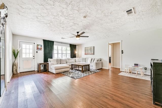 5526 Thornwood Circle, Dickinson, TX 77539