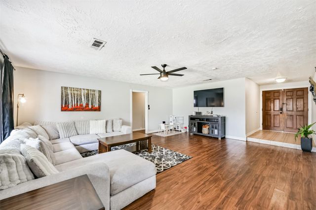 5526 Thornwood Circle, Dickinson, TX 77539