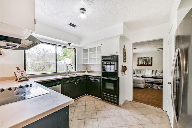 5526 Thornwood Circle, Dickinson, TX 77539