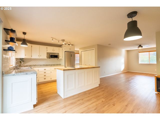 8925 Sw 80TH Ave, Portland, OR 97223