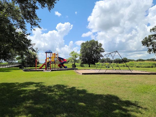 400 Pony Trail, Angleton, TX 77515