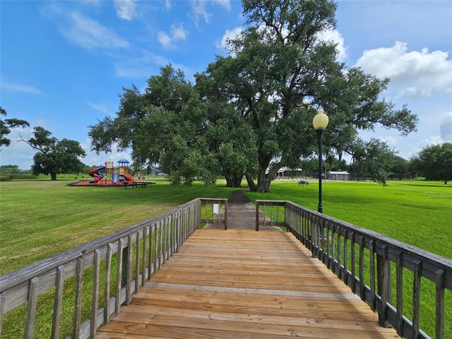 400 Pony Trail, Angleton, TX 77515