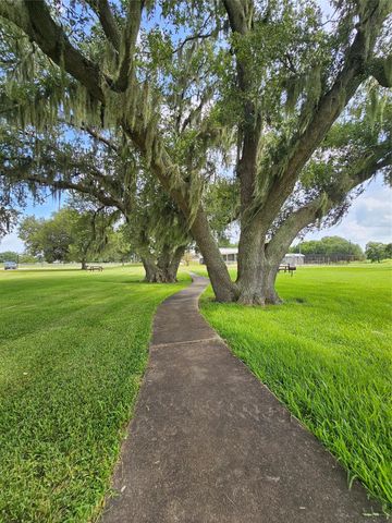 400 Pony Trail, Angleton, TX 77515