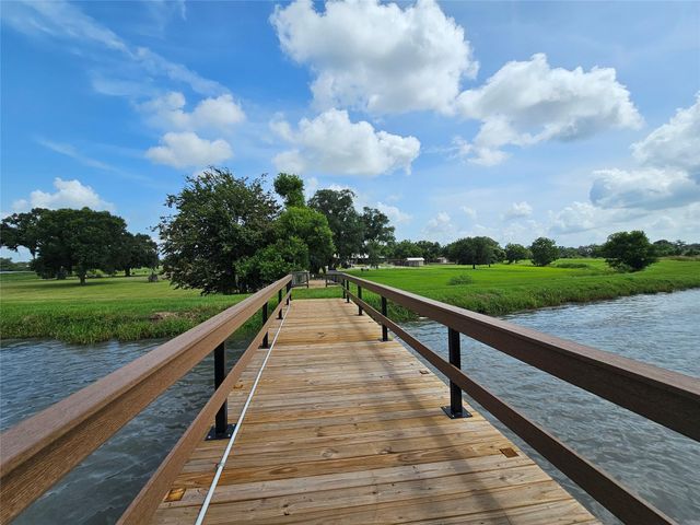 400 Pony Trail, Angleton, TX 77515