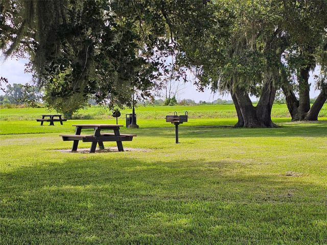 400 Pony Trail, Angleton, TX 77515
