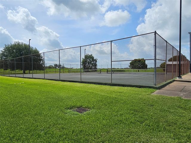 400 Pony Trail, Angleton, TX 77515