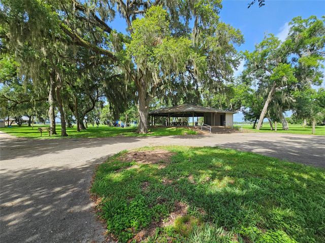 400 Pony Trail, Angleton, TX 77515