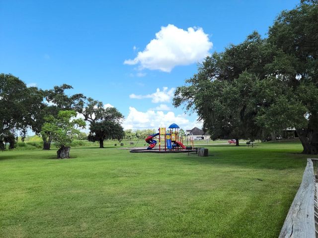 400 Pony Trail, Angleton, TX 77515