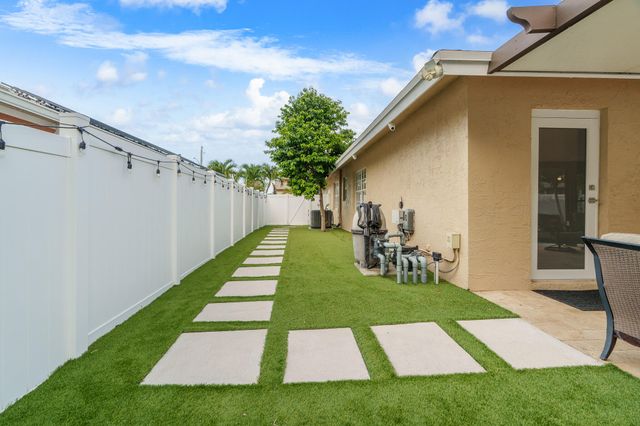 533 NE 1st Avenue, Deerfield Beach, FL 33441
