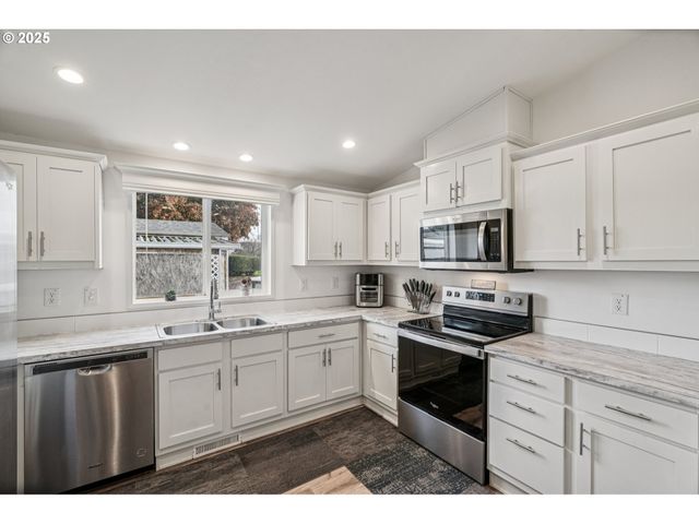 1999 JANSEN Way 16, Woodburn, OR 97071