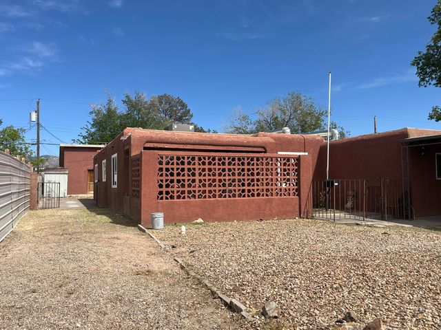 422 Chama Street NE, Albuquerque, NM 87108