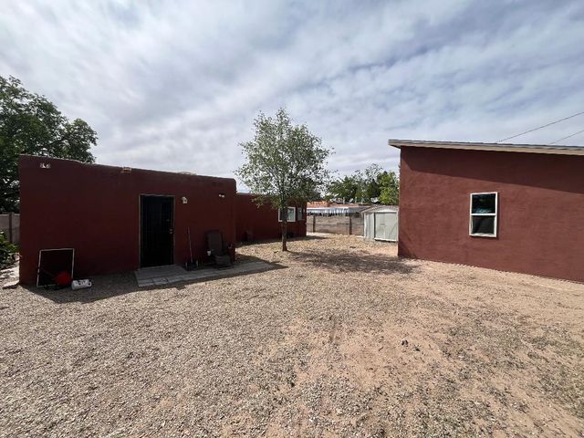 422 Chama Street NE, Albuquerque, NM 87108