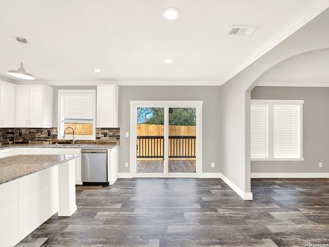 112 County Road 158, Floresville, TX 78114
