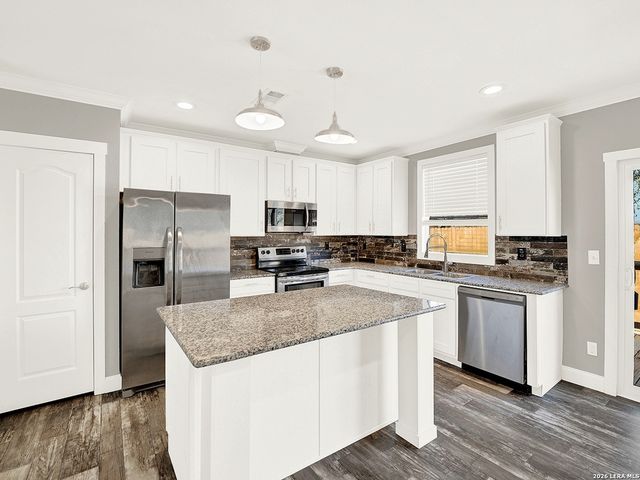 112 County Road 158, Floresville, TX 78114