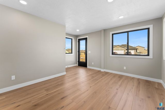 1901 E Wallin Cir, Sioux Falls, SD 57104