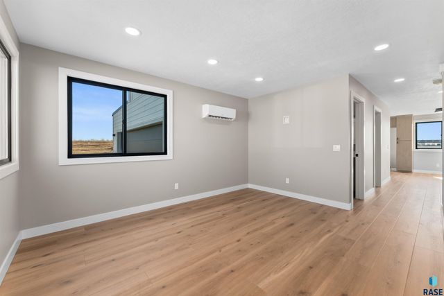 1901 E Wallin Cir, Sioux Falls, SD 57104