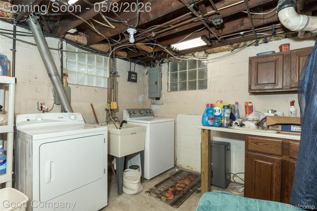 559 E Harry Avenue, Hazel Park, MI 48030