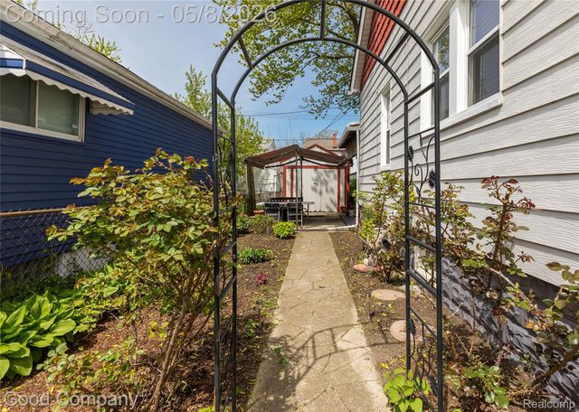 559 E Harry Avenue, Hazel Park, MI 48030