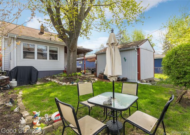 559 E Harry Avenue, Hazel Park, MI 48030