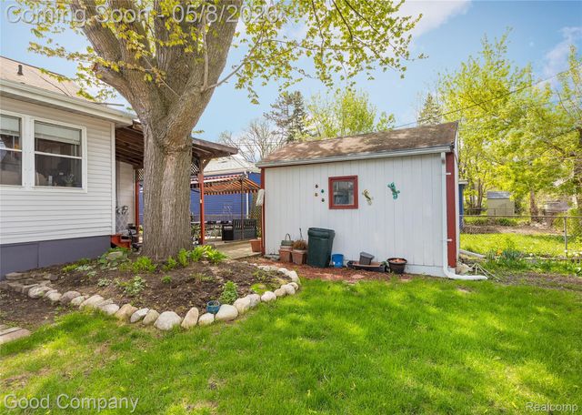 559 E Harry Avenue, Hazel Park, MI 48030