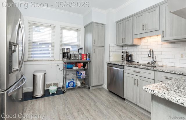 559 E Harry Avenue, Hazel Park, MI 48030