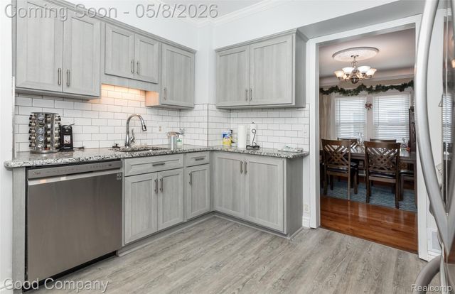 559 E Harry Avenue, Hazel Park, MI 48030