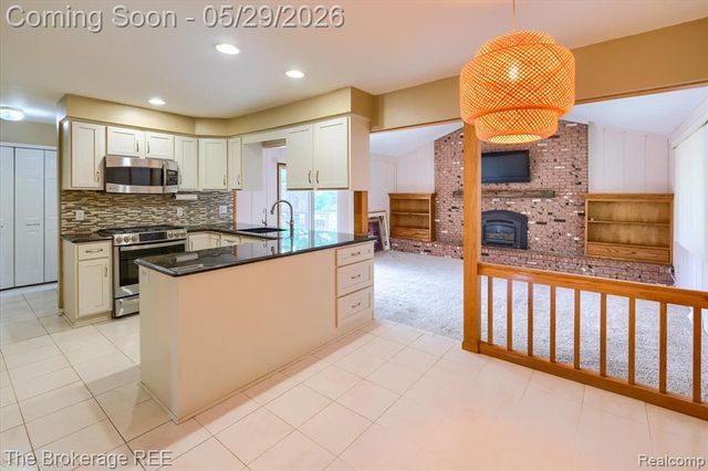 6933 Hubbard Hills Drive, Clarkston, MI 48348
