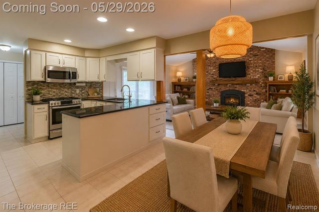 6933 Hubbard Hills Drive, Clarkston, MI 48348